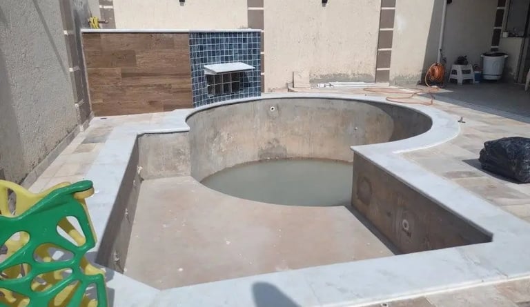 Pengerjaan lapisan kedap air (waterproofing) kolam Jacuzzi