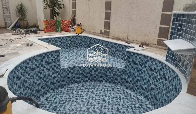 Pengerjaan lapisan kedap air (waterproofing) kolam Jacuzzi