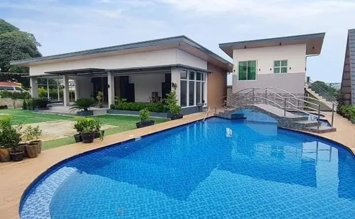 properti mewah yang di dukung dengan kolam renang