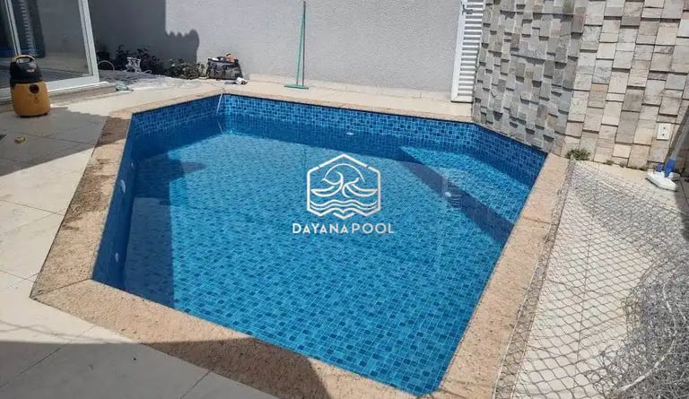 Kolam renang pribadi modern di Bandung, menciptakan suasana liburan setiap hari.