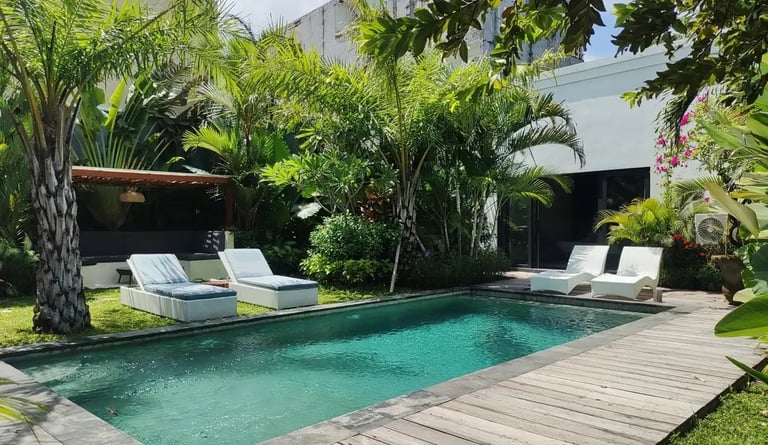 Desain kolam renang dengan sentuhan batu alam, menyoroti tekstur dan warna.