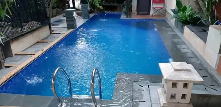kolam renang dengan air terawat