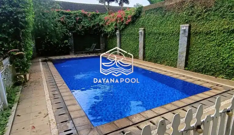 Kolam renang pribadi modern di Bandung, menciptakan suasana liburan setiap hari.