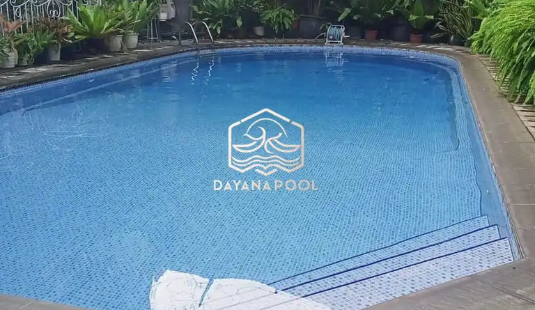 Kolam renang pribadi di malam hari dengan pencahayaan LED yang indah, menciptakan suasana relaksasi.