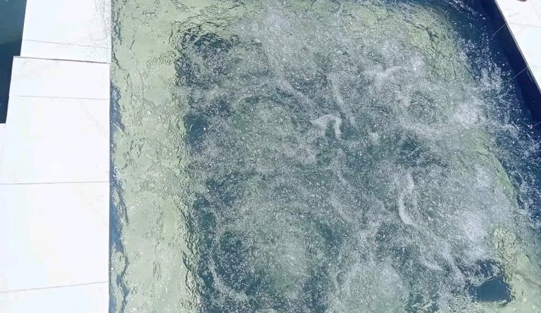 Jacuzzi outdoor dengan finishing keramik mozaik elegan