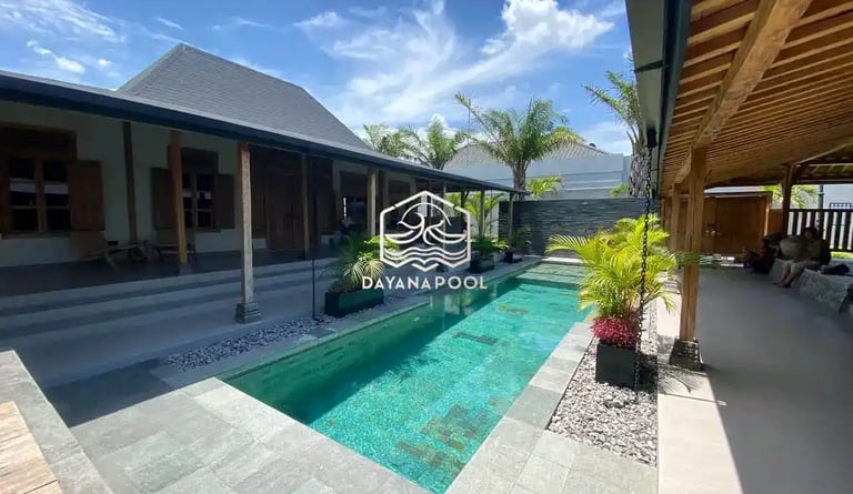 Tampilan kolam renang overflow dengan air yang meluap.