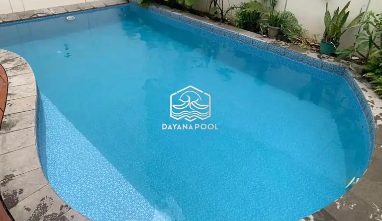 Kolam renang pribadi di malam hari dengan pencahayaan LED yang indah, menciptakan suasana relaksasi.