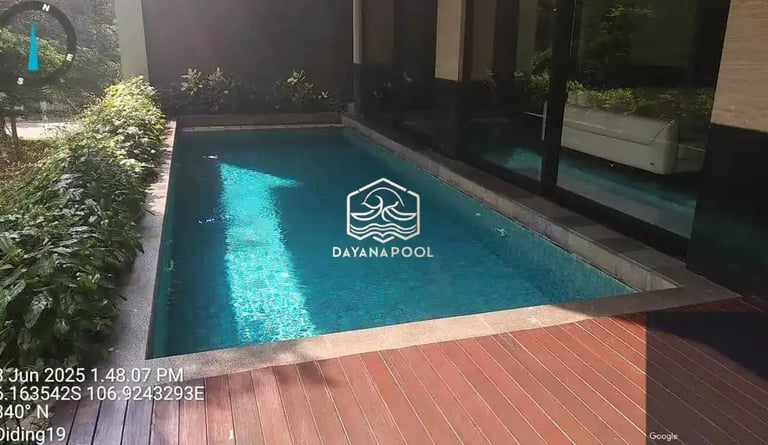 Tampilan kolam renang overflow dengan air yang meluap.