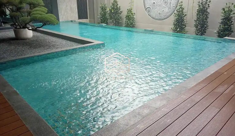 Tampilan kolam renang overflow dengan air yang meluap.