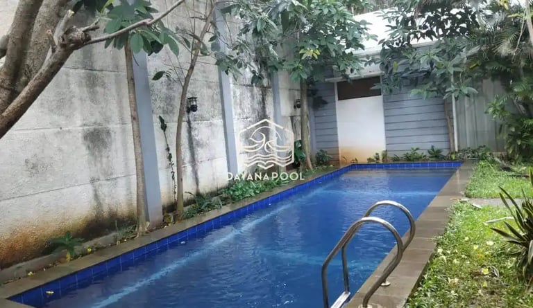 Kolam renang pribadi di malam hari dengan pencahayaan LED yang indah, menciptakan suasana relaksasi.