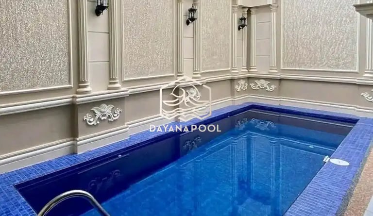 Kolam renang pribadi di malam hari dengan pencahayaan LED yang indah, menciptakan suasana relaksasi.