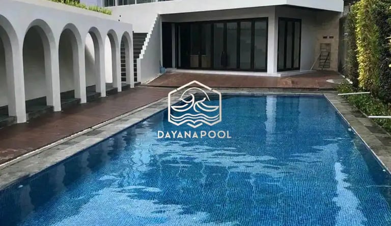 Tampilan kolam renang overflow dengan air yang meluap.