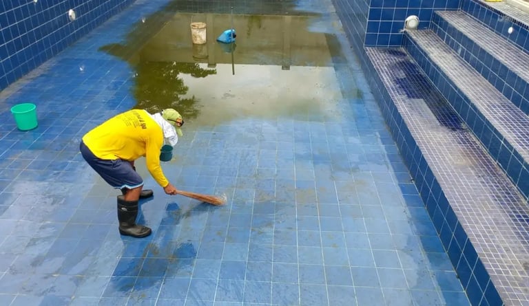 Tim DayanaPool melakukan renovasi pada kolam renang yang sudah ada.