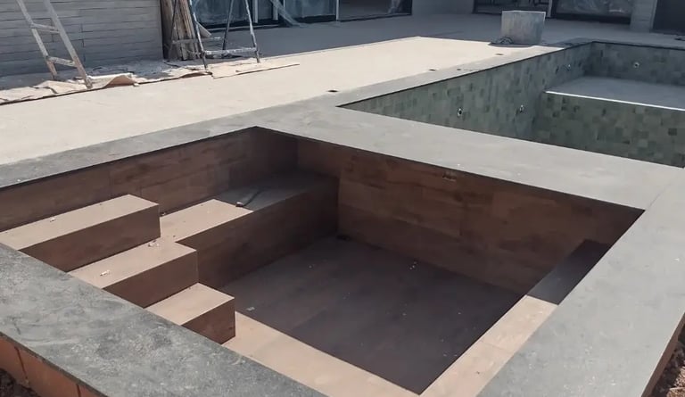 pemasangan batu topi kolam renang