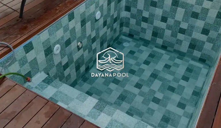 Jacuzzi outdoor dengan finishing keramik mozaik elegan