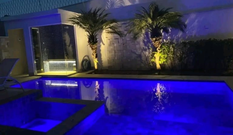 Kolam Renang dengan pencahayaan yang proper