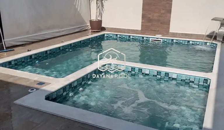 Jacuzzi outdoor dengan finishing keramik mozaik elegan