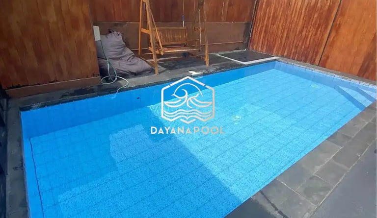 Tampilan kolam renang overflow dengan air yang meluap.