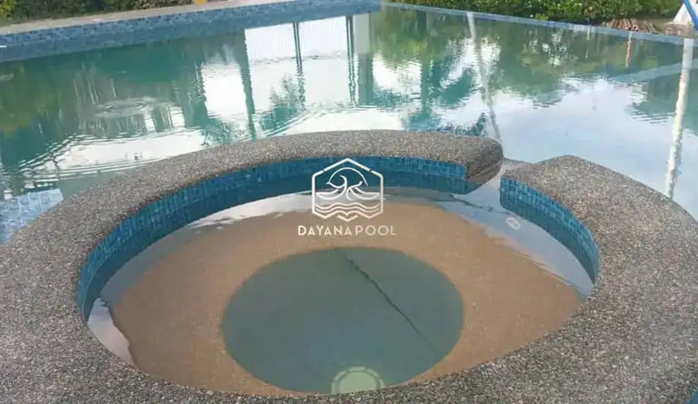 Jacuzzi outdoor dengan finishing keramik mozaik elegan