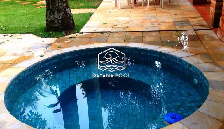 Jacuzzi outdoor dengan finishing keramik mozaik elegan