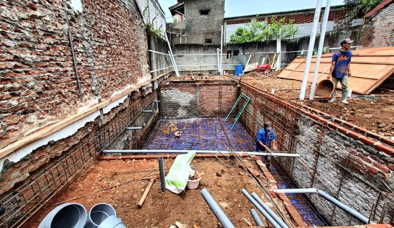 Pondasi kekuatan kolam renang dengan struktur besi.