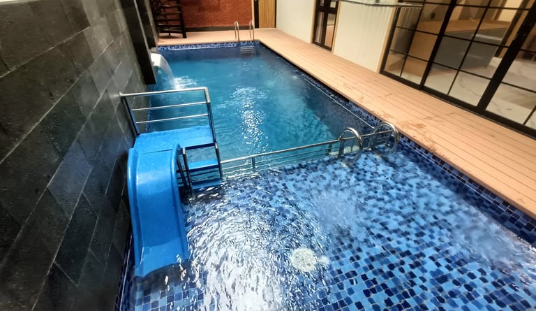 kolam renang dengan pagar pembatas antara kolam anak dan dewasa sebagai perlindungan ekstra