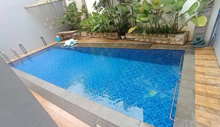 Kolam renang pribadi modern di Bandung, menciptakan suasana liburan setiap hari.
