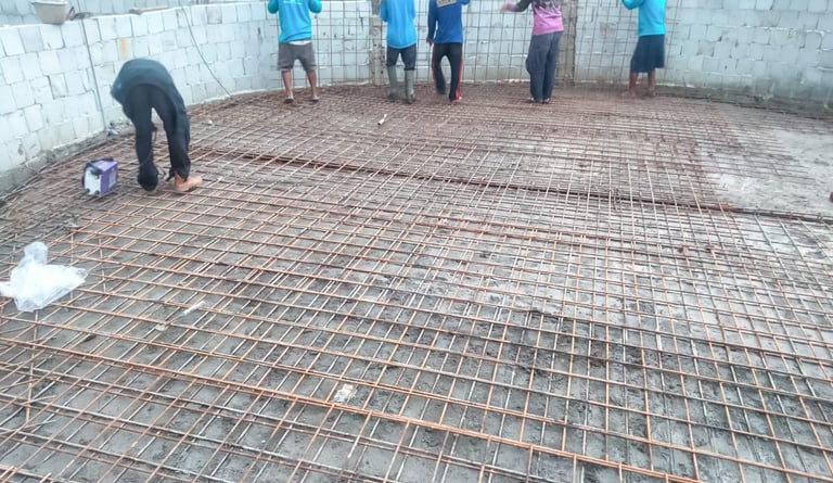 Pemasangan besi tulangan untuk kolam renang DayanaPool.