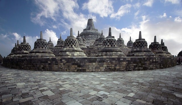 a large buddhist temple with a large stuuai stuuai stuuai