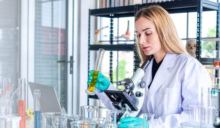 Profissional mulher biomédica fazendo análises de amostras clínicas.