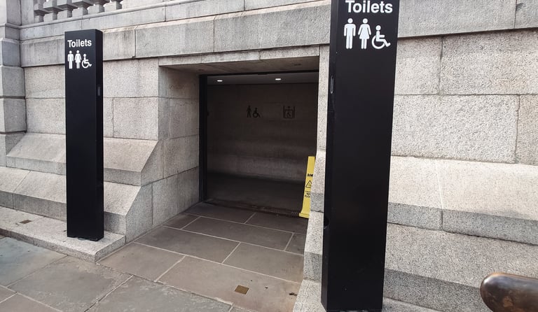 entrada de banheiros públicos próximos à Trafalgar Square em Londres com sinalização acessível