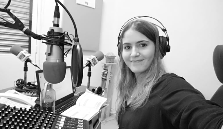 Imagen de Ana Gómez trabajando en un estudio de radio