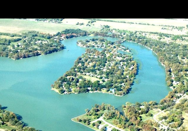 Lakeside home with clear windows, window cleaning in McQueeney, TX