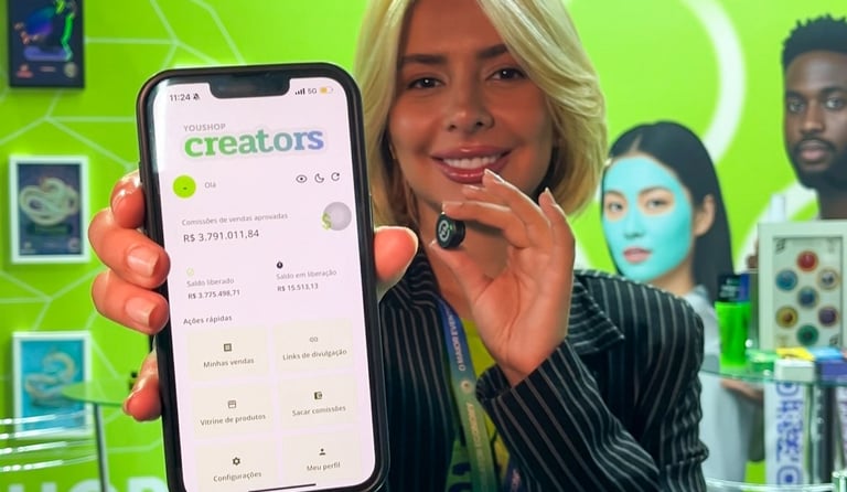 Mulher segurando o celular com o aplicativo YouShop Creator aberto, indicando números de sucesso.