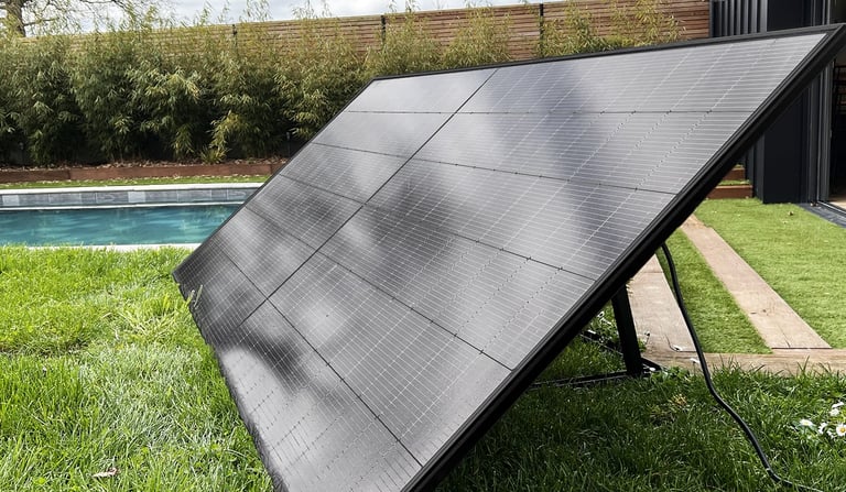 Installation d’une station solaire autonome pour piscine extérieure