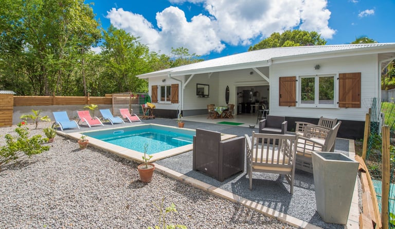 maison créole en kit en bois blanche avec piscine et terrasse plein pied