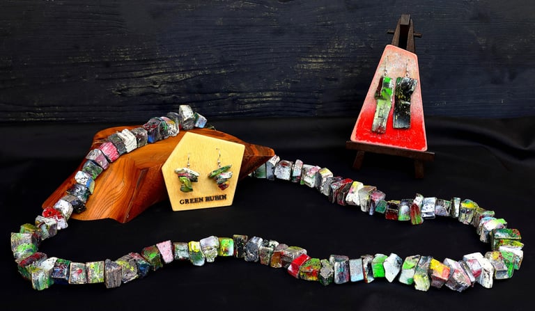 Langes Collier aus vielen bunt gefärbten Holzstücken sowie zwei Paar gefärbte Ohrringe aus Holz