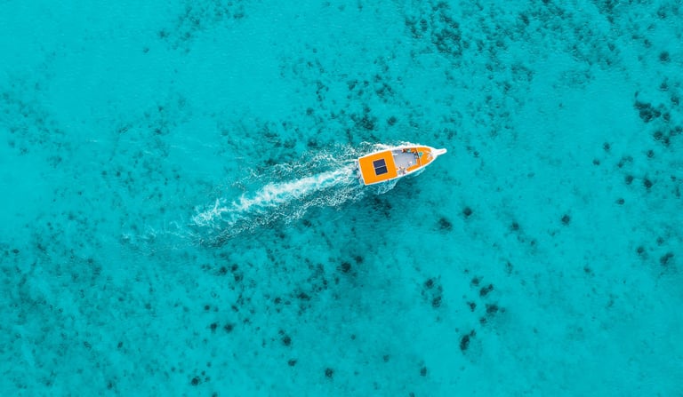 Boat in turquoise water in a tropical winter sun destination