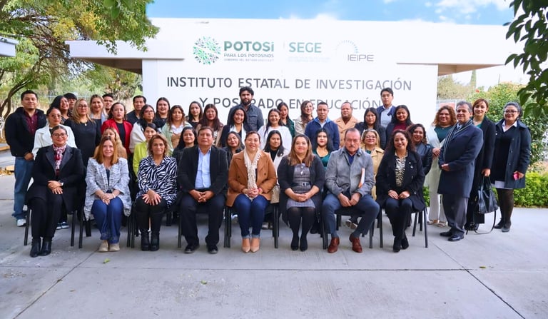 Group of educators standing outside the IEIPE Instituto Estatal de Investigación y Posgrado en Educación building.