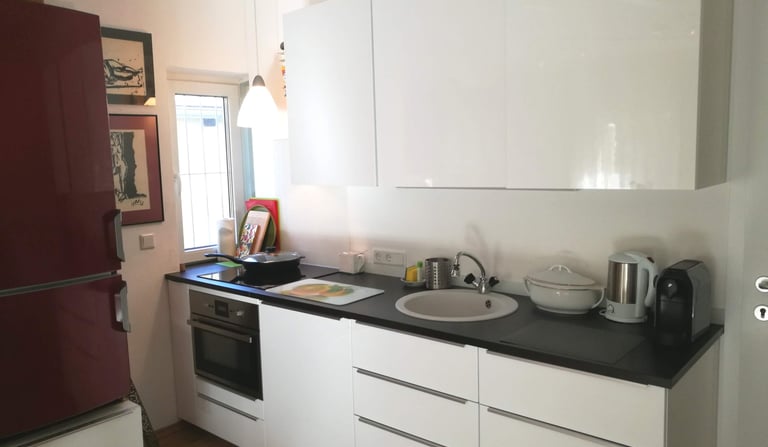 voll ausgestattete Küchenzeile