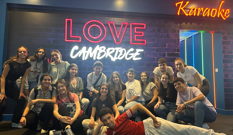 Estudiantes de la promoción de 2024 reunidos en una bolera y local de karaoke