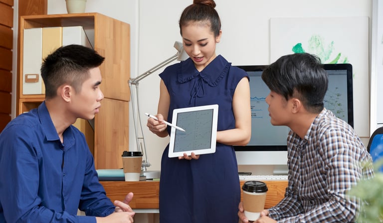 Tim membahas desain aplikasi HRIS pada tablet menggunakan plugin Figma.