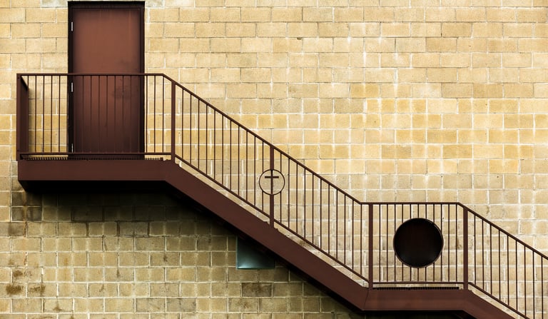 cage d'escalier extérieur avec garde corps en métal