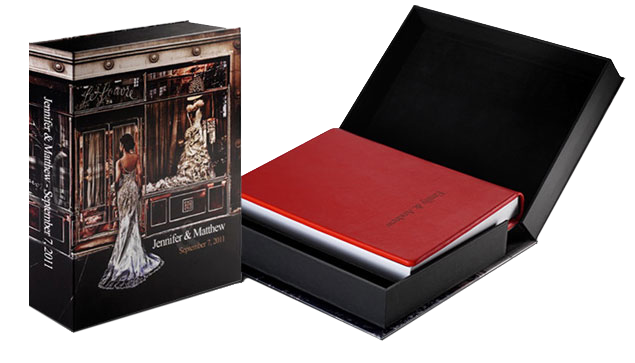 un livre avec une couverture rouge et un livre dans un coffret Art Box
