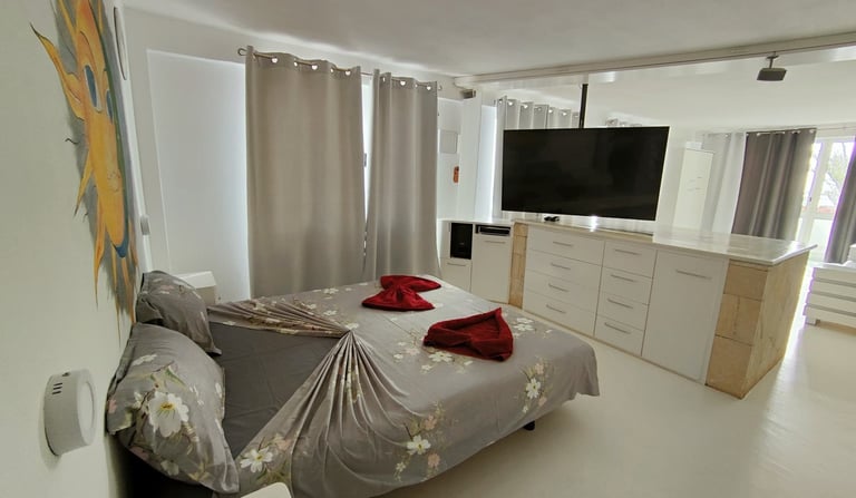 Suite spaziosa e moderna con decorazioni artistiche all'Hotel Big Game Maio
