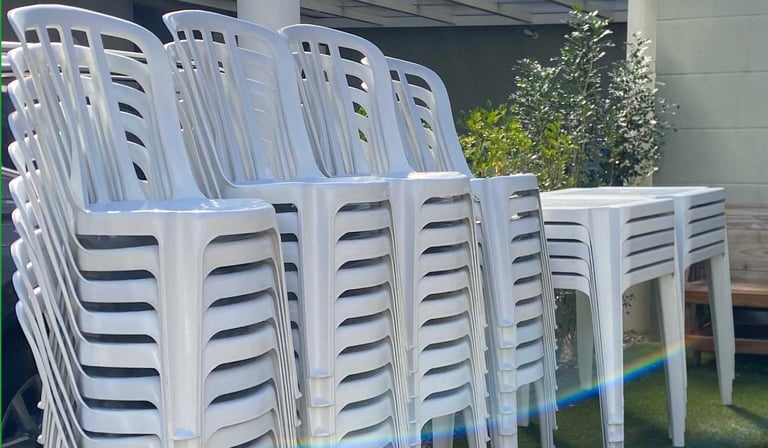 Locação de mesas e cadeiras plásticas para reuniões de condomínio, festas e eventos empresariais