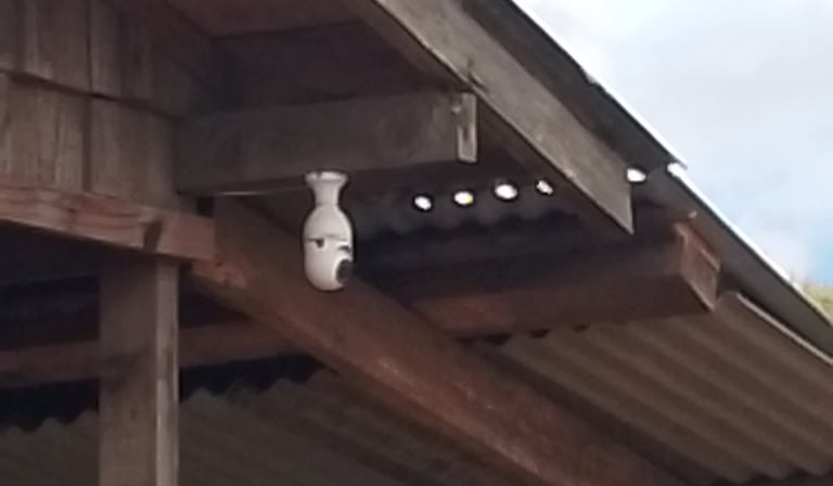 Camera de vigilancia no oitão de uma residencia para segurança