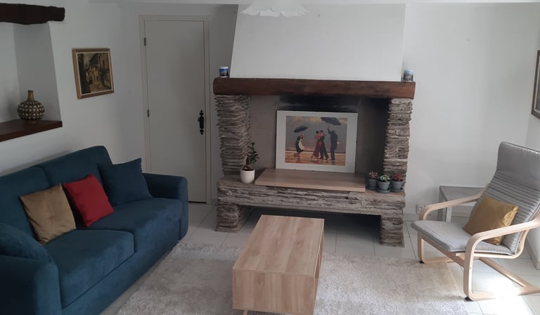 Salon du gîte la Petite corse avec canapé-lit et fauteuil relax à Rosis dans l'Hérault