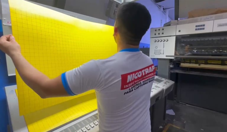 Proceso de fabricación de láminas adhesivas amarillas para captura de moscas