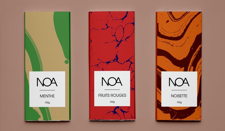 trois emballages de tablettes de chocolat gout menthe fruits rouges et noisette